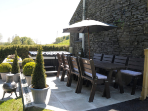 black beck cottage seating area and hot tub