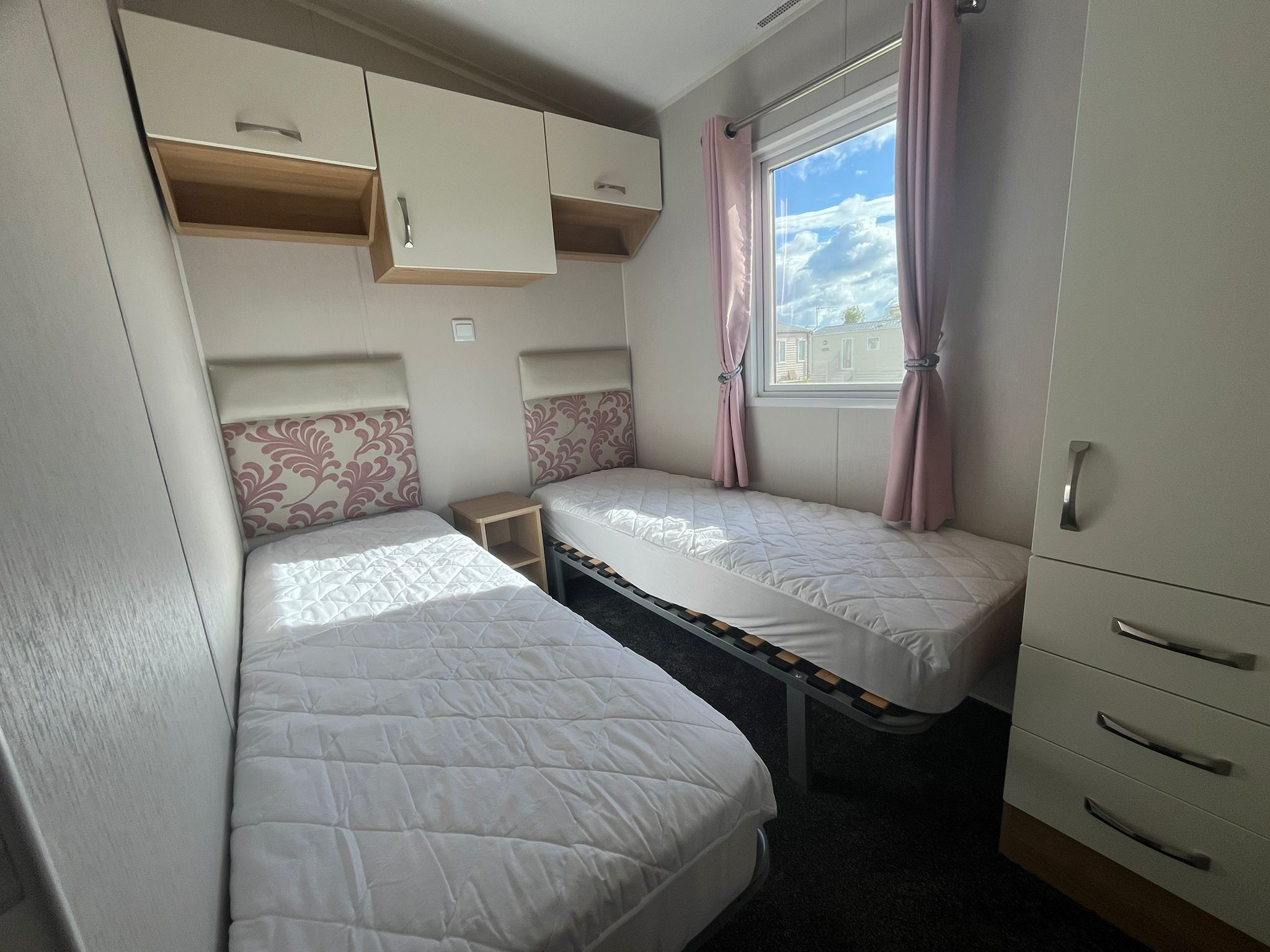 Twin bedroom with pink curtains in the Willerby Sierra 2017