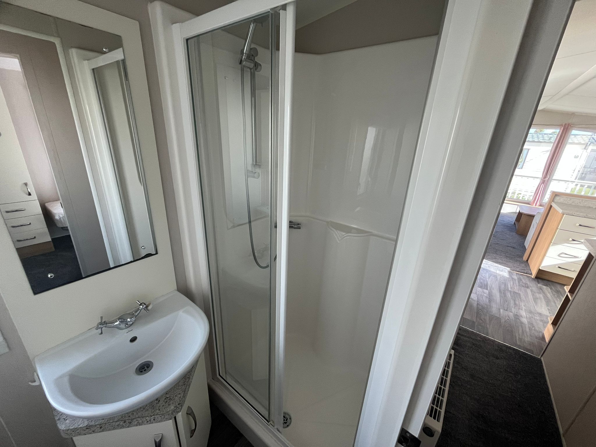 Fitted shower unit in the family bathroom of Willerby Sierra 2017